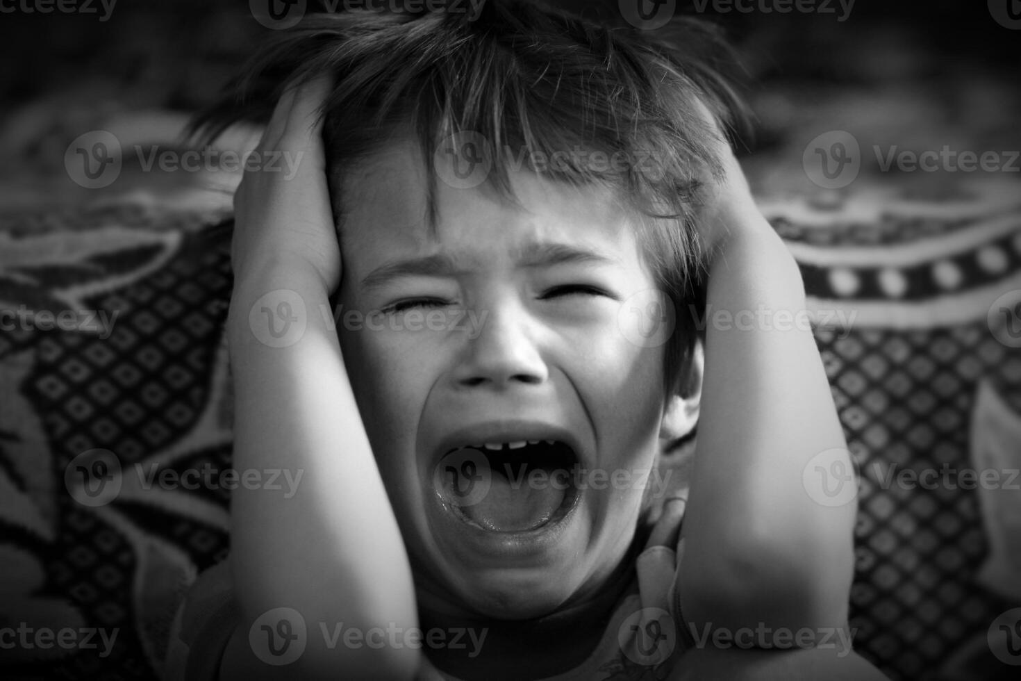 svart och vit porträtt av en pojke gråt ut högt foto