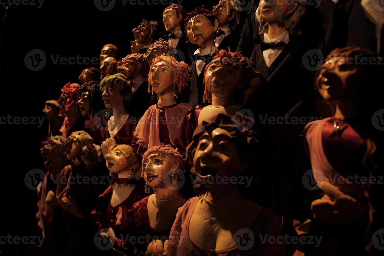 massor av teater- dockor i de mörk foto