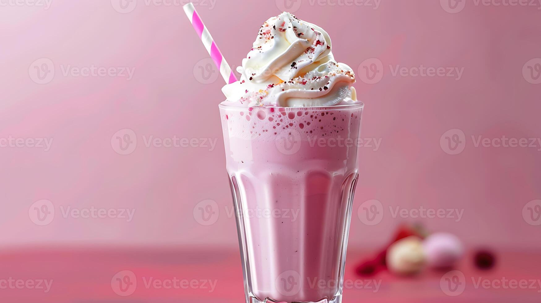 ai genererad randig strån i en glas av stänk jordgubb milkshake isolerat på pastell rosa Färg bakgrund foto