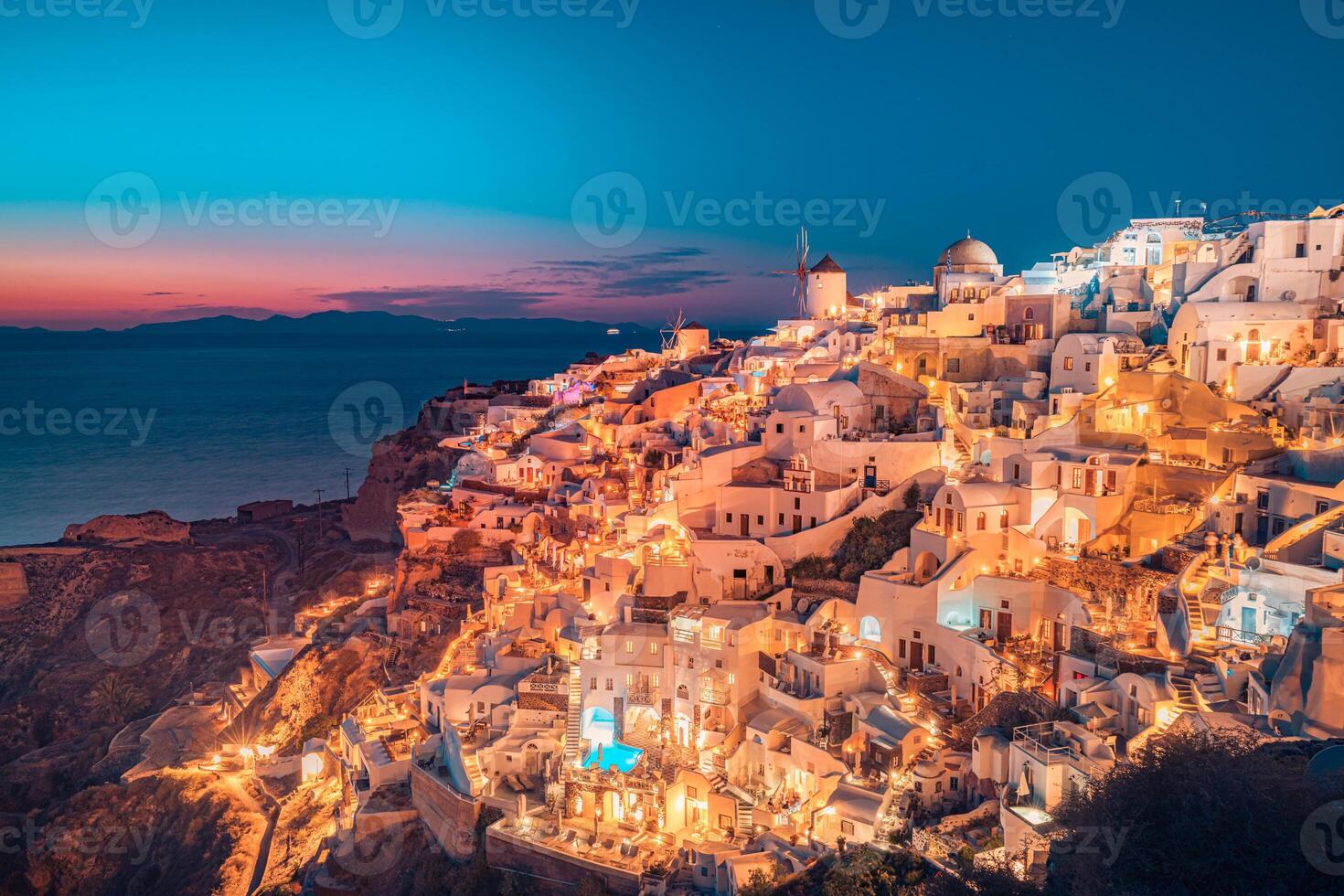 natt tid lång exponering landskap fotografi. känd resa landa semester destination, scen av oia, santorini, Grekland, natt stadsbild. Fantastisk solnedgång landskap med mjölkig sätt och solnedgång himmel foto