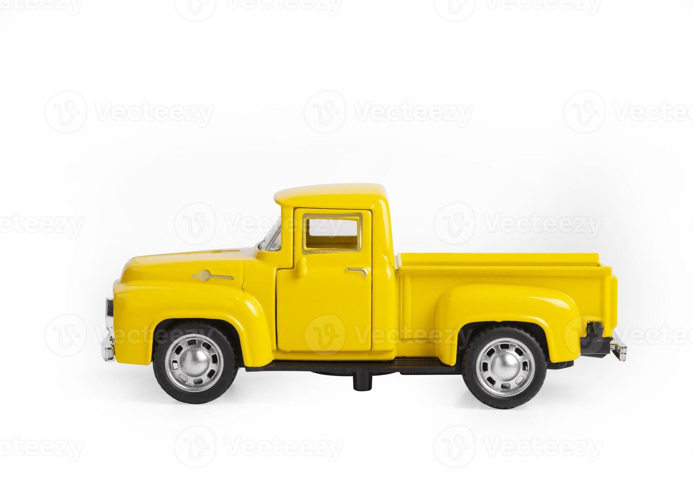 gul järn leksak bil de lastbil isolerat på en vit bakgrund foto