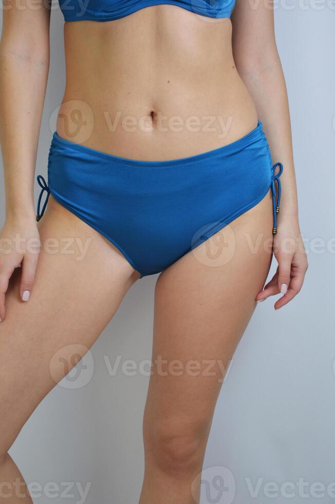 kvinnors blå turkos bikini trosor på ett oigenkännlig modell. foto