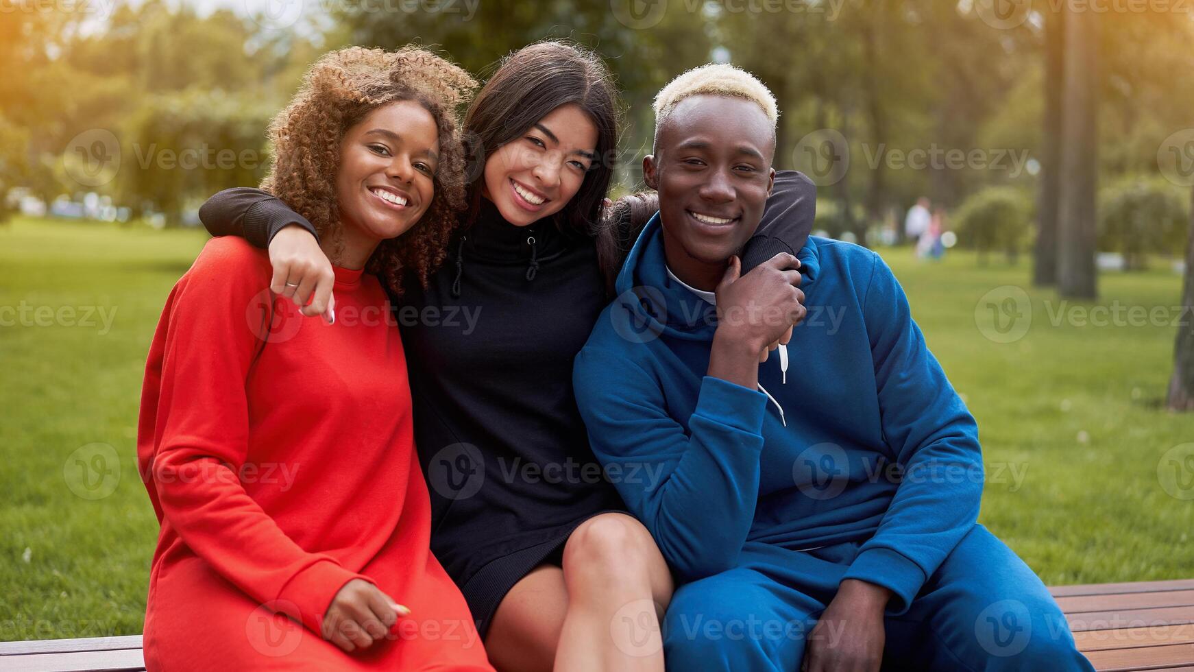 multietnisk grupp människor Tonårs vänner. afro-amerikansk, asiatisk, studerande utgifterna tid tillsammans raser vänskap foto