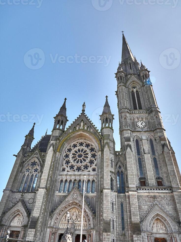 gammal katolik katedral byggnad i irland. kristen kyrka, gammal gotik arkitektur foto