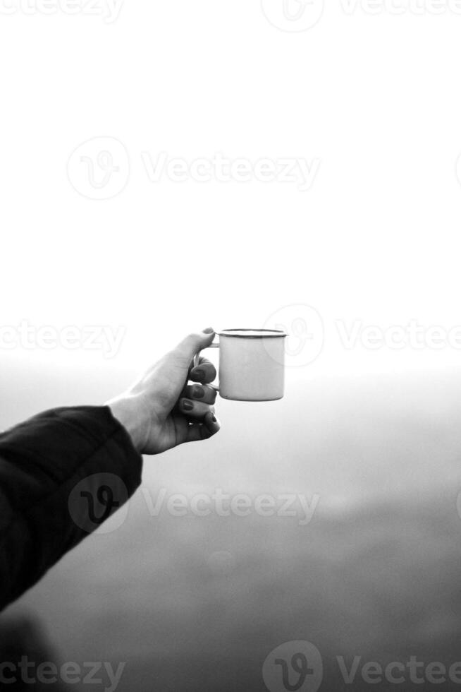 kaffe kopp stänga vew svart och vit Foto bakgrund, kopp av te eller kaffe på de tabell