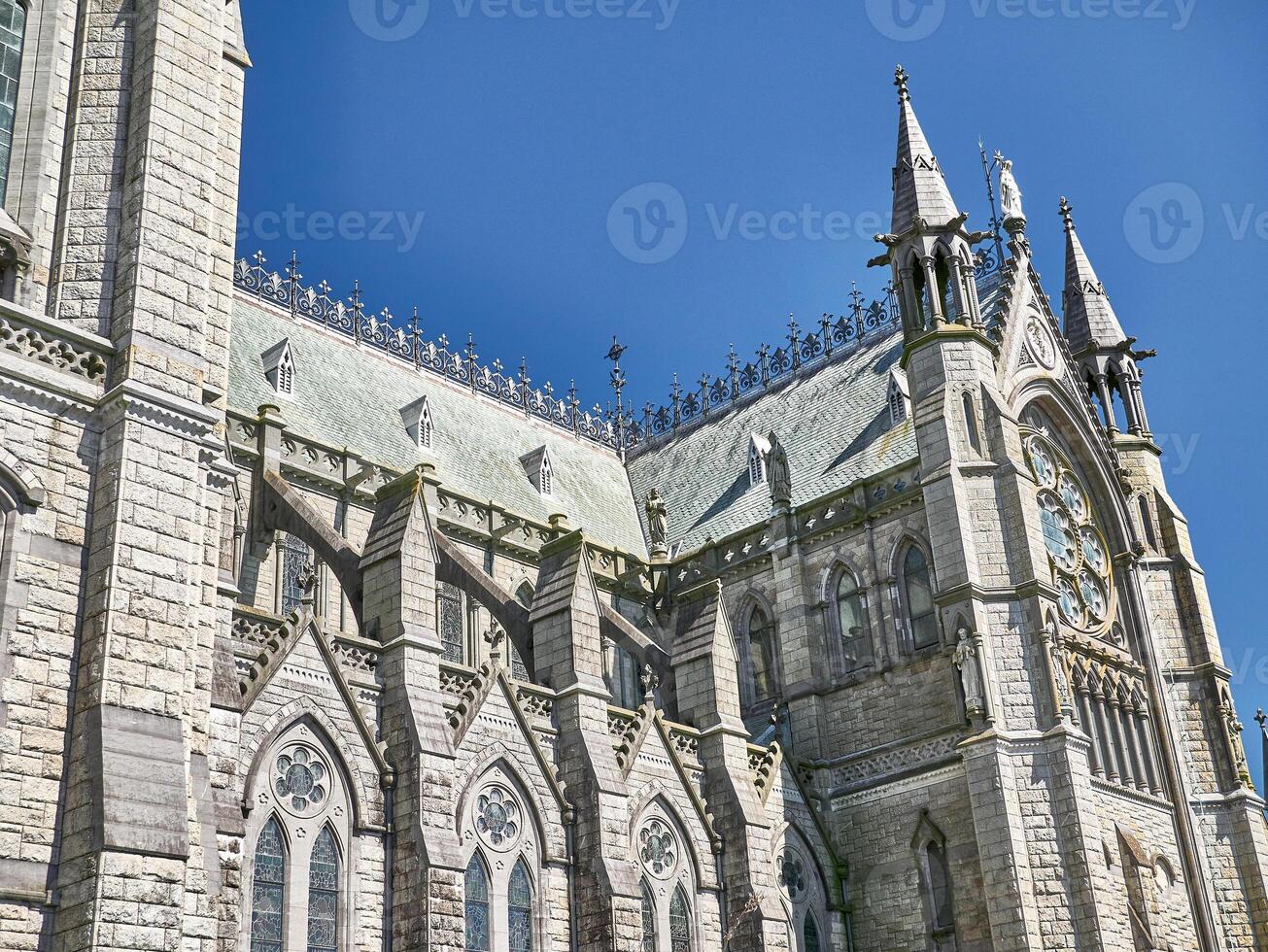 gammal katolik katedral byggnad i irland. kristen kyrka, gammal gotik arkitektur foto