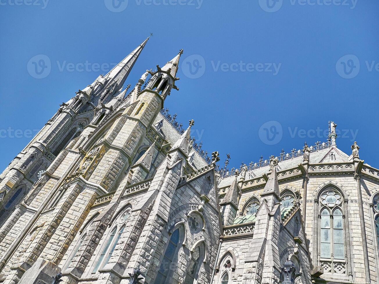 gammal katolik katedral byggnad i irland. kristen kyrka, gammal gotik arkitektur foto