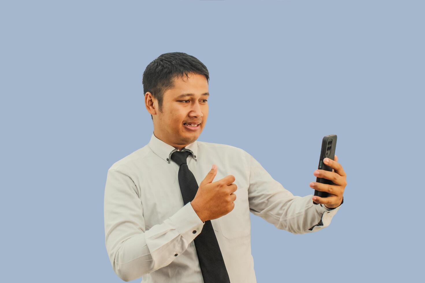 vuxen man asiatisk med platt uttryck och ge tumme till mobil telefon foto