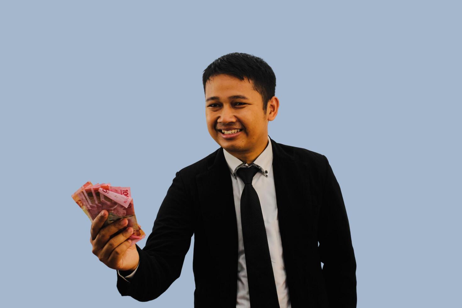 vuxen asiatisk man leende Lycklig ger pengar foto