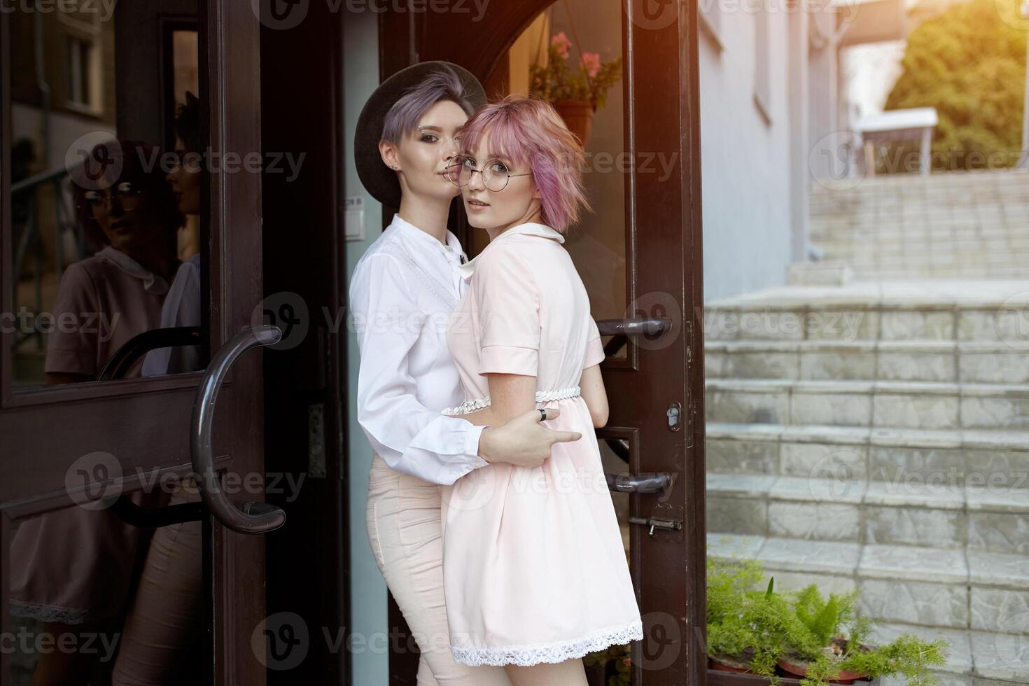 skön lesbisk par kramar. kärlek och passionen mellan de två flickor. foto