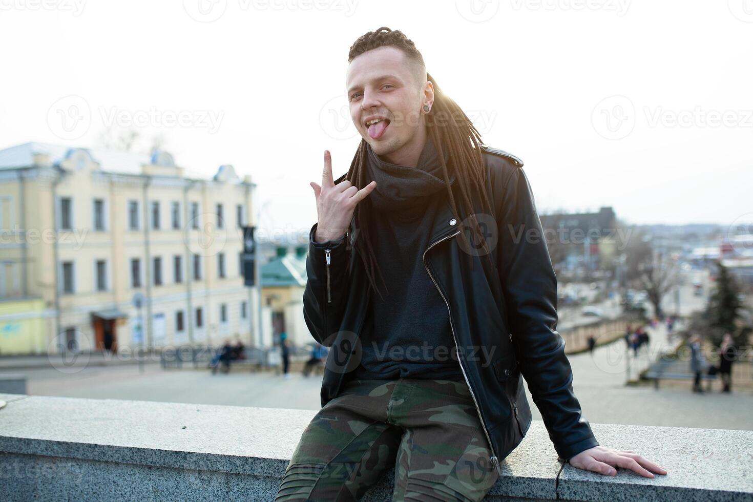 rocker sten stjärna ung man gående på de stad gata höst dag foto