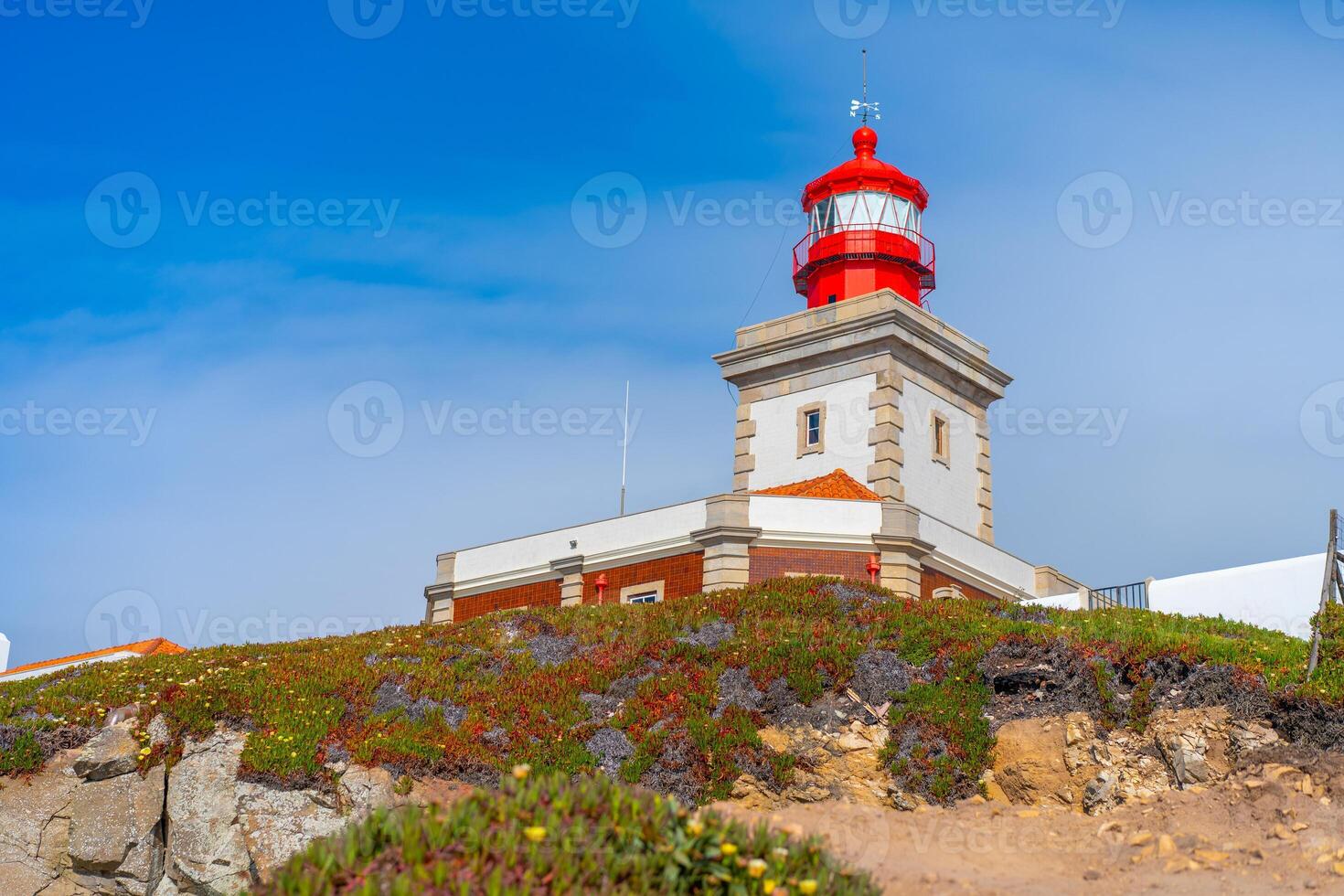 se av de cabo da roca fyr. sintra, portugal. portugisiska Farol de cabo da roca är en cape som former de västligaste punkt eurasian foto