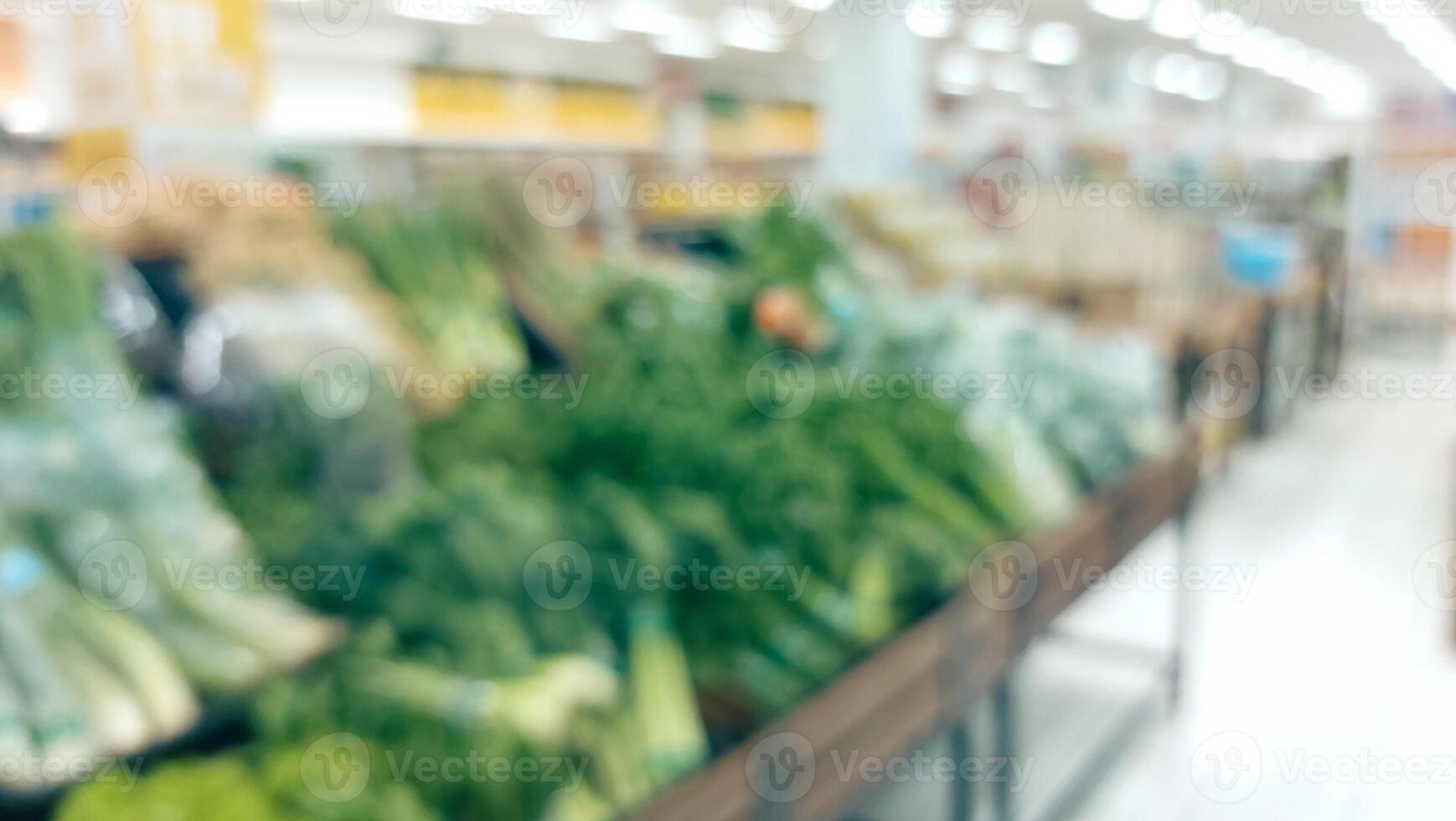 mataffär gång och hyllor suddig bakgrund. matvaror Lagra detaljhandeln företag begrepp foto