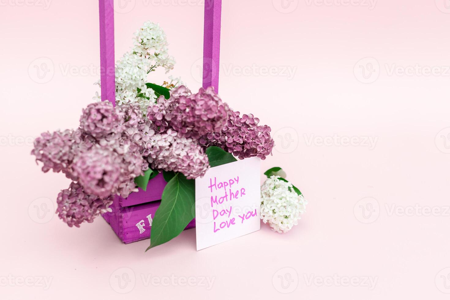 skön bukett av lila lila och kort på lila papper bakgrund foto