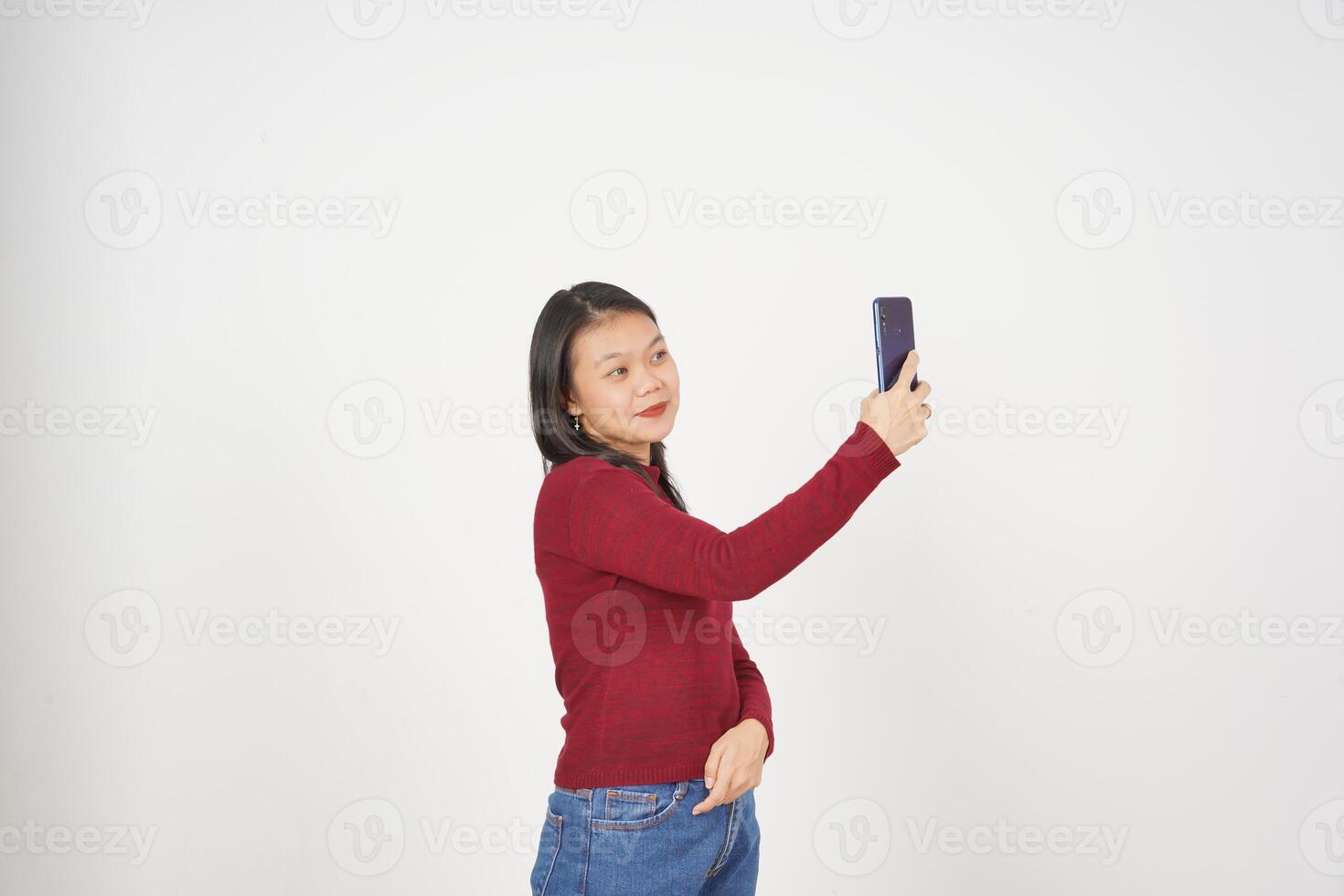 ung asiatisk kvinna i röd t-shirt ta en selfie Foto isolerat på vit bakgrund