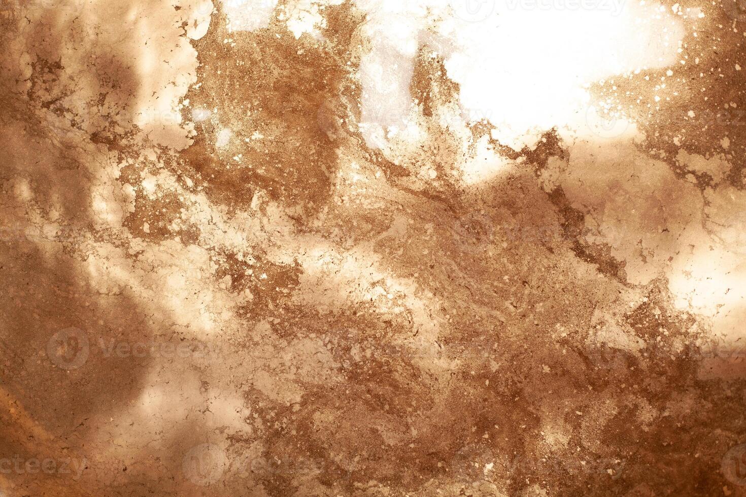 guld kemisk smutsig färgad vatten bakgrund stänga upp foto