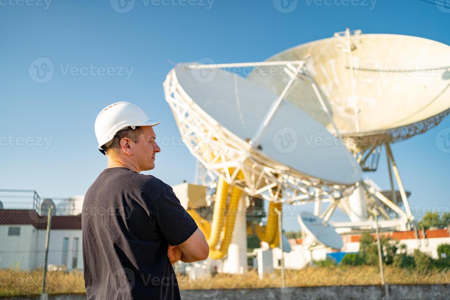 ingenjör ser jord baserad astronomisk radio teleskop foto