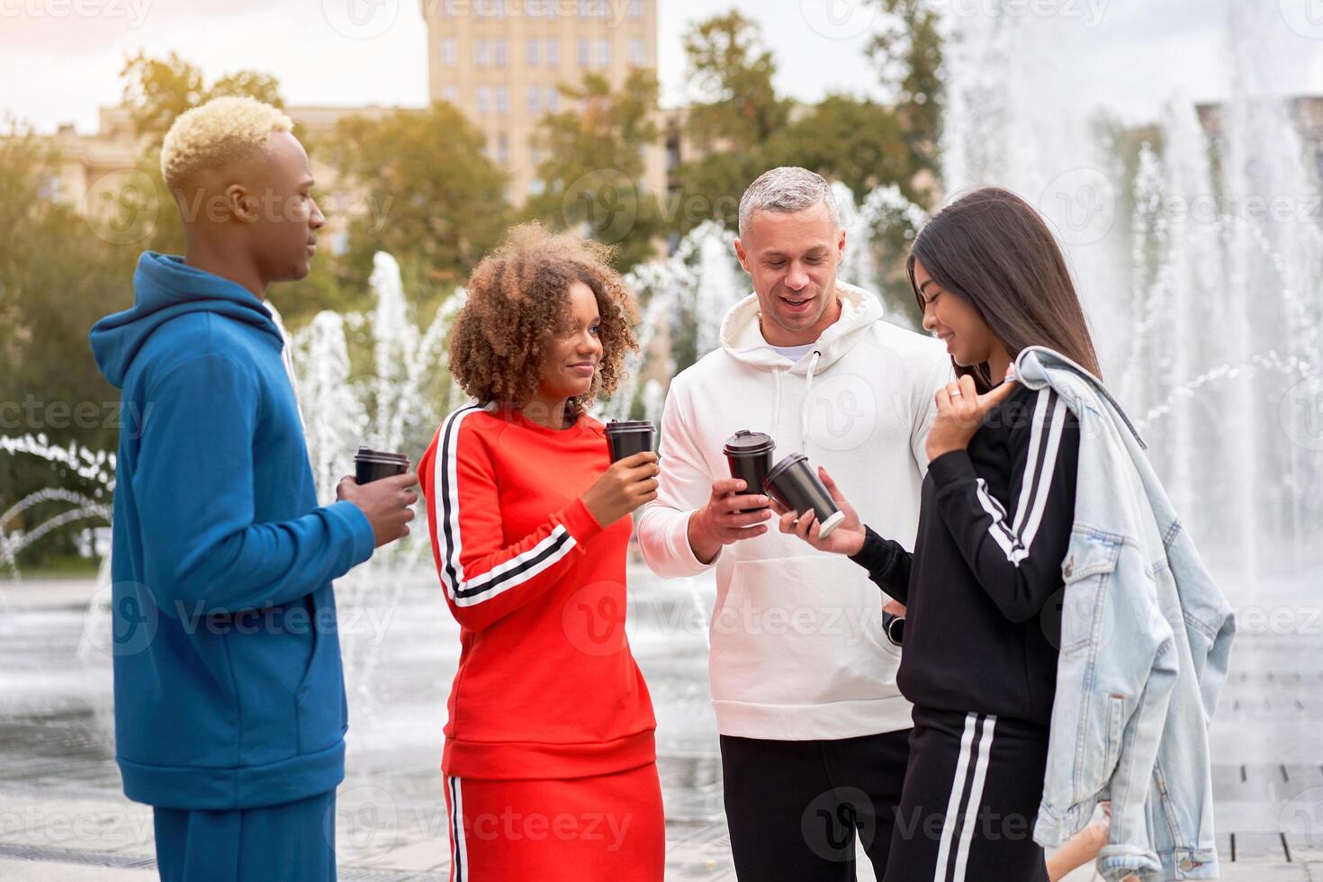 multietnisk grupp människor Tonårs vänner. afro-amerikansk, asiatisk, caucasian studerande utgifterna tid tillsammans raser vänskap foto