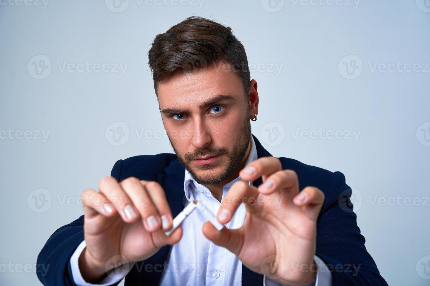 stänga upp porträtt ung man affärsman. caucasian kille företag kostym studio grå bakgrund. foto