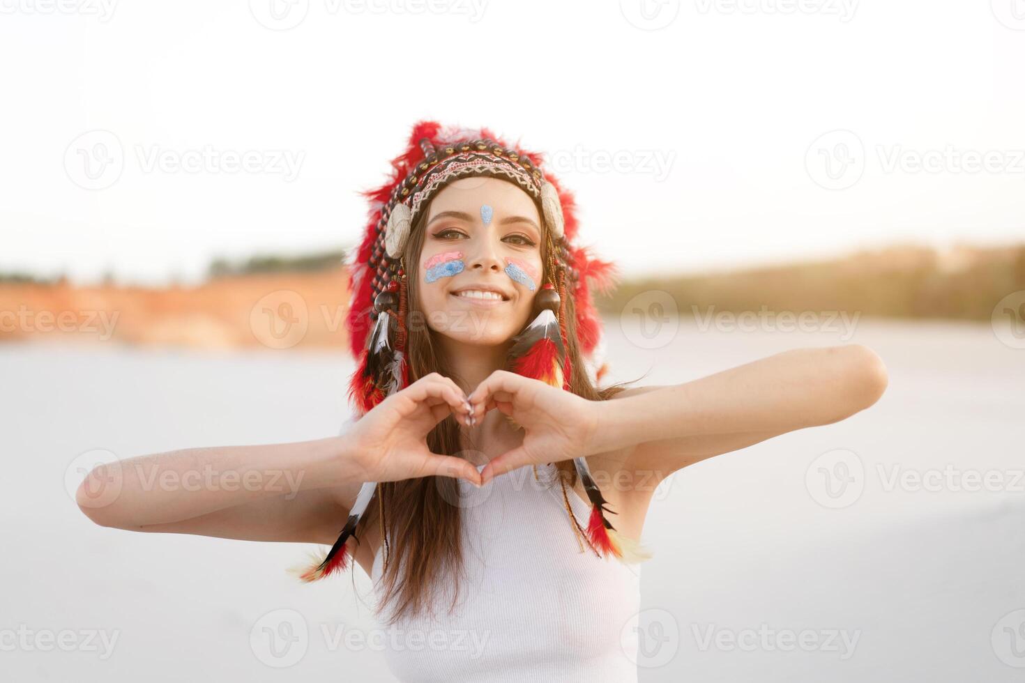 en skön ung caucasian flicka i en vit topp på henne huvud är bär ett indisk hatt. mört är i de öken. Lycklig Semester humör. foto