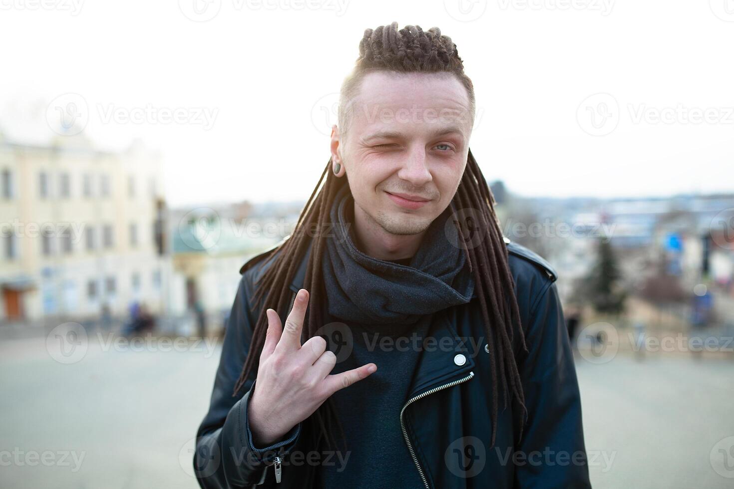 rocker sten stjärna ung man gående på de stad gata höst dag foto