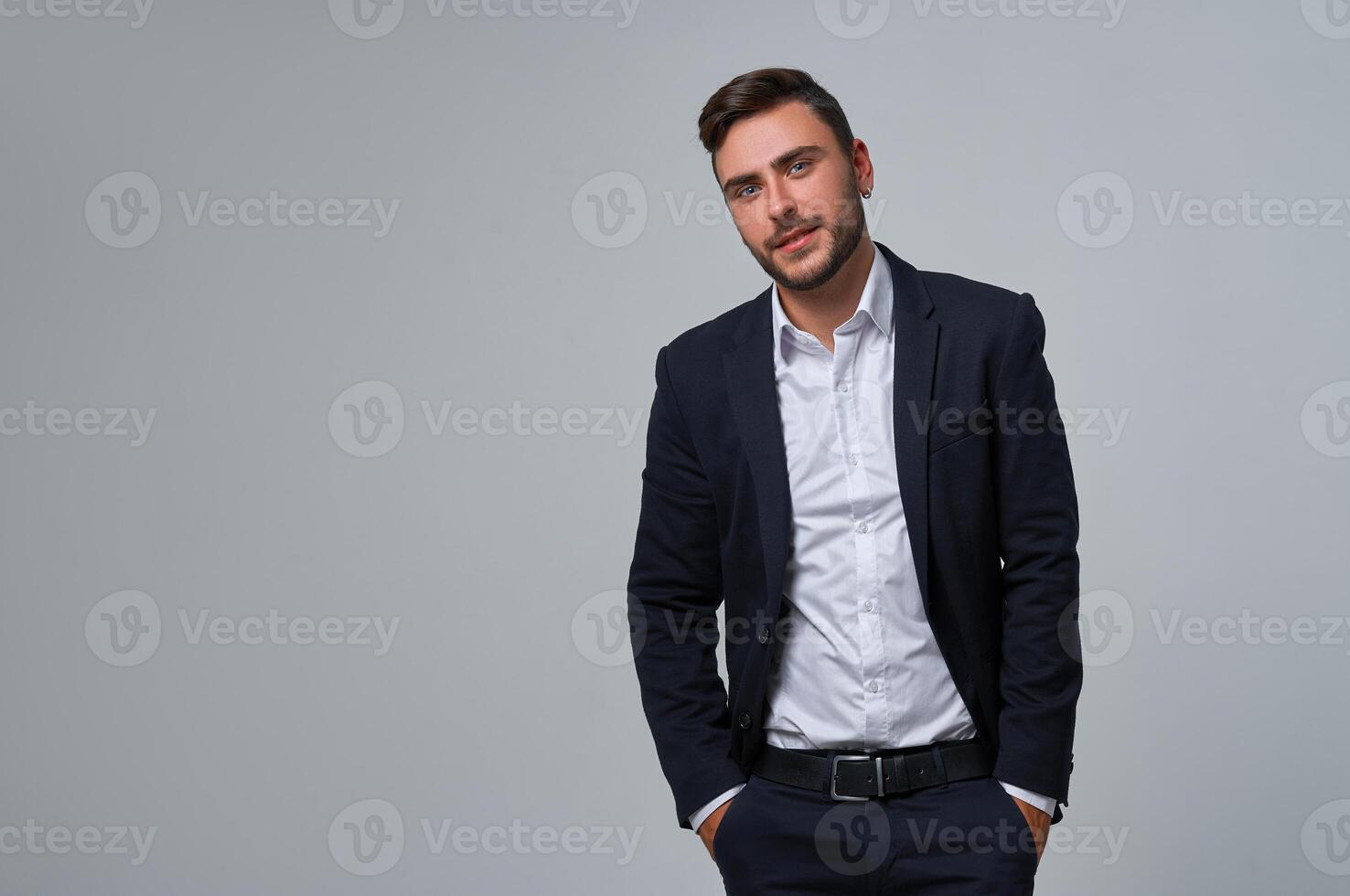 stänga upp porträtt ung man affärsman. caucasian kille företag kostym studio grå bakgrund. foto