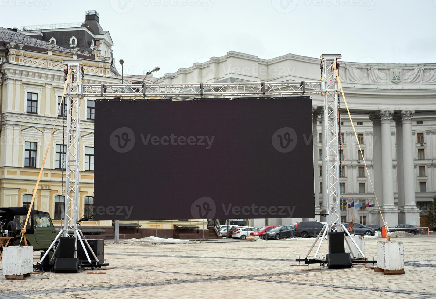 stor led panel skärm stående utomhus- på stad gata kiev foto