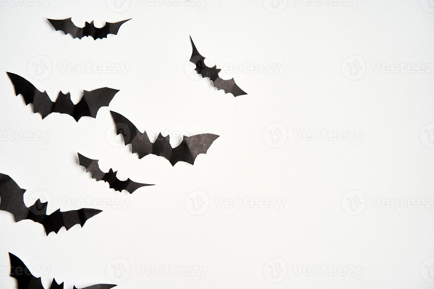 halloween dekoration begrepp svart papper fladdermöss vit kartong bakgrund foto