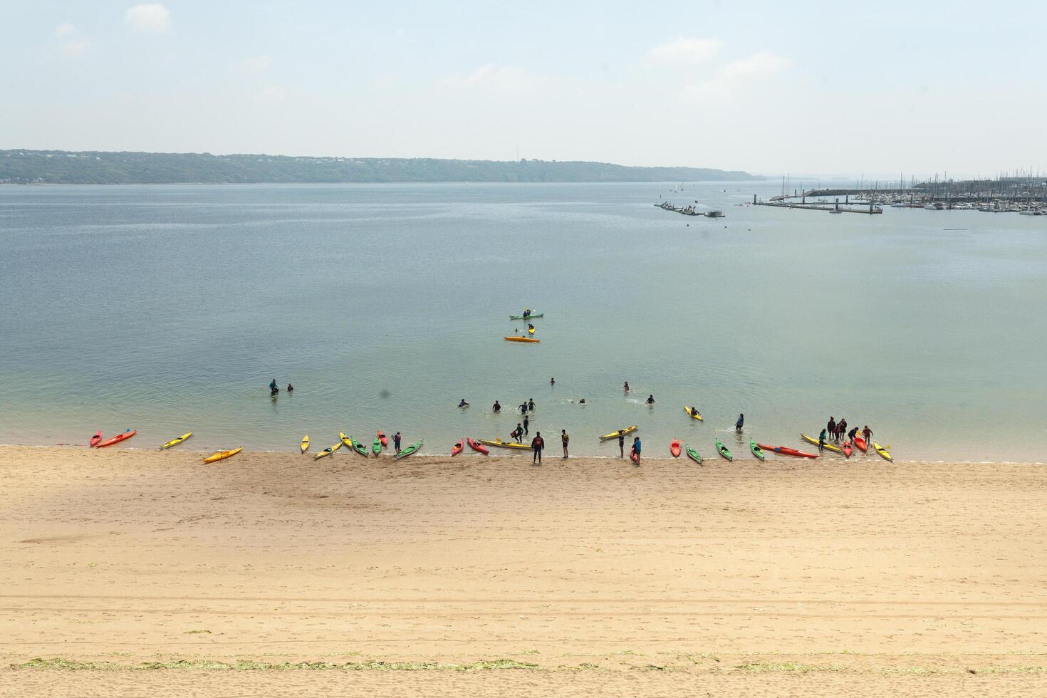 Brest, Frankrike 28 Maj 2018 äventyrlig barn inlärning till paddla på stå upp styrelse. Lycklig Tonårs har roligt njuter äventyrlig erfarenhet på de hav på en solig dag under sommar högtider. foto