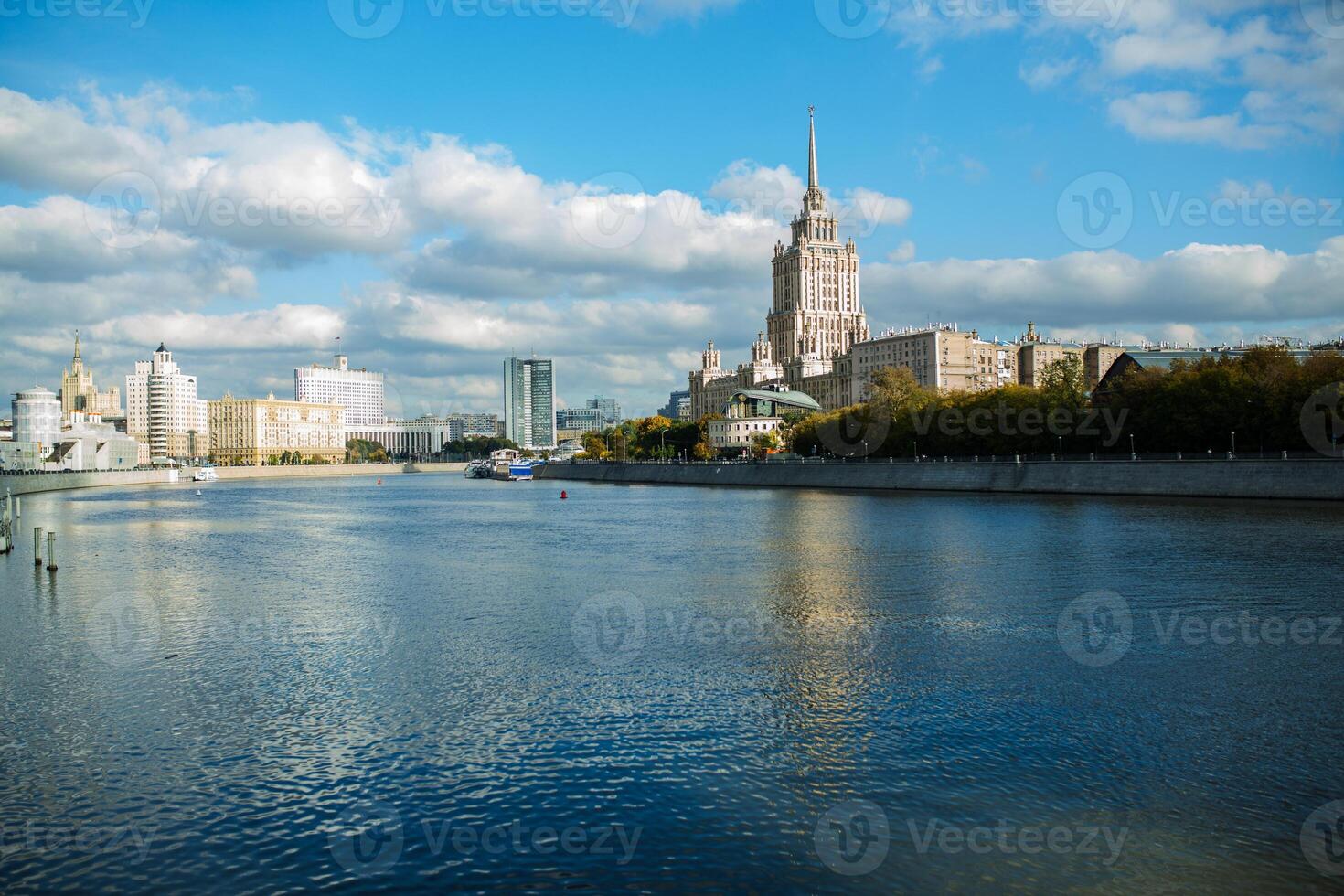 se på de moskva flod hotell radisson och flod fartyg foto