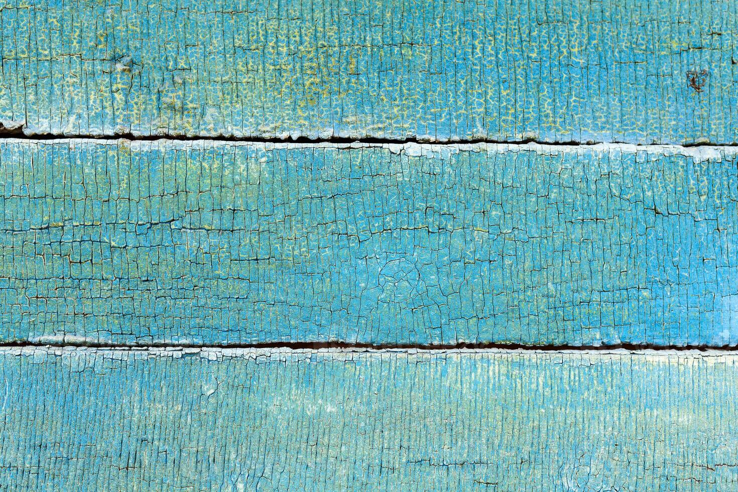 color gammal målad horisontell trä- planka med spricka och repor bakgrund foto