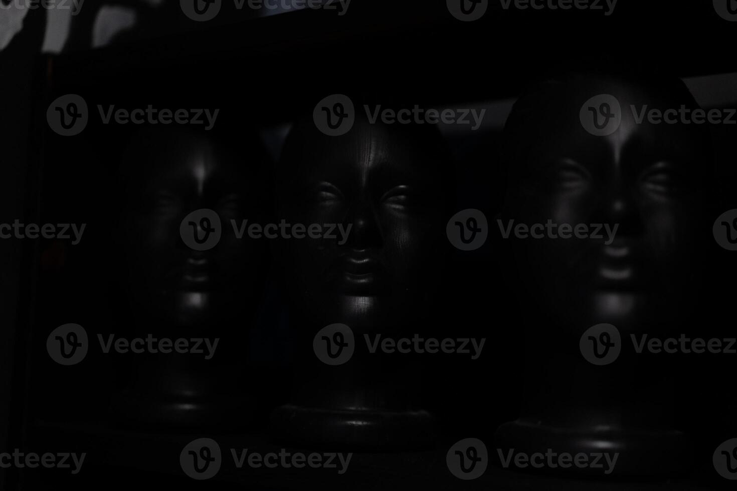 svart mannekäng huvud på svart bakgrund modern mode abstrakt bakgrund foto