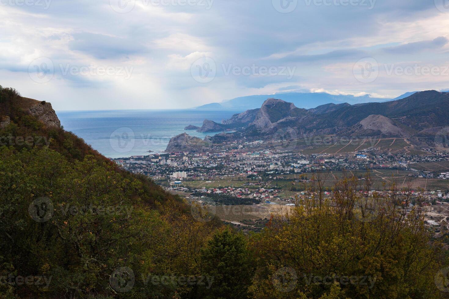 stad förbi de hav nära de bergen under en skön himmel foto