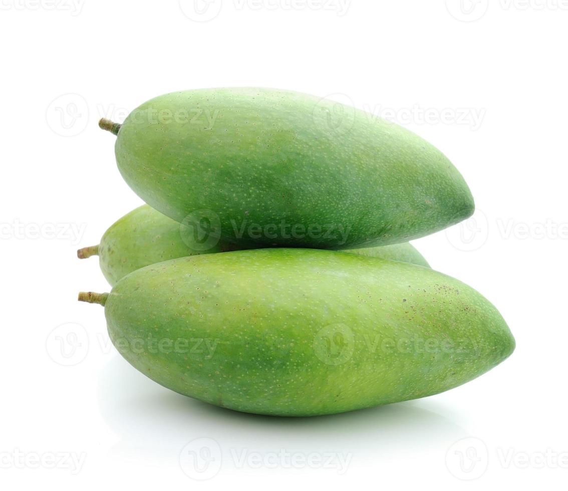 grön mango isolerad på en vit bakgrund foto