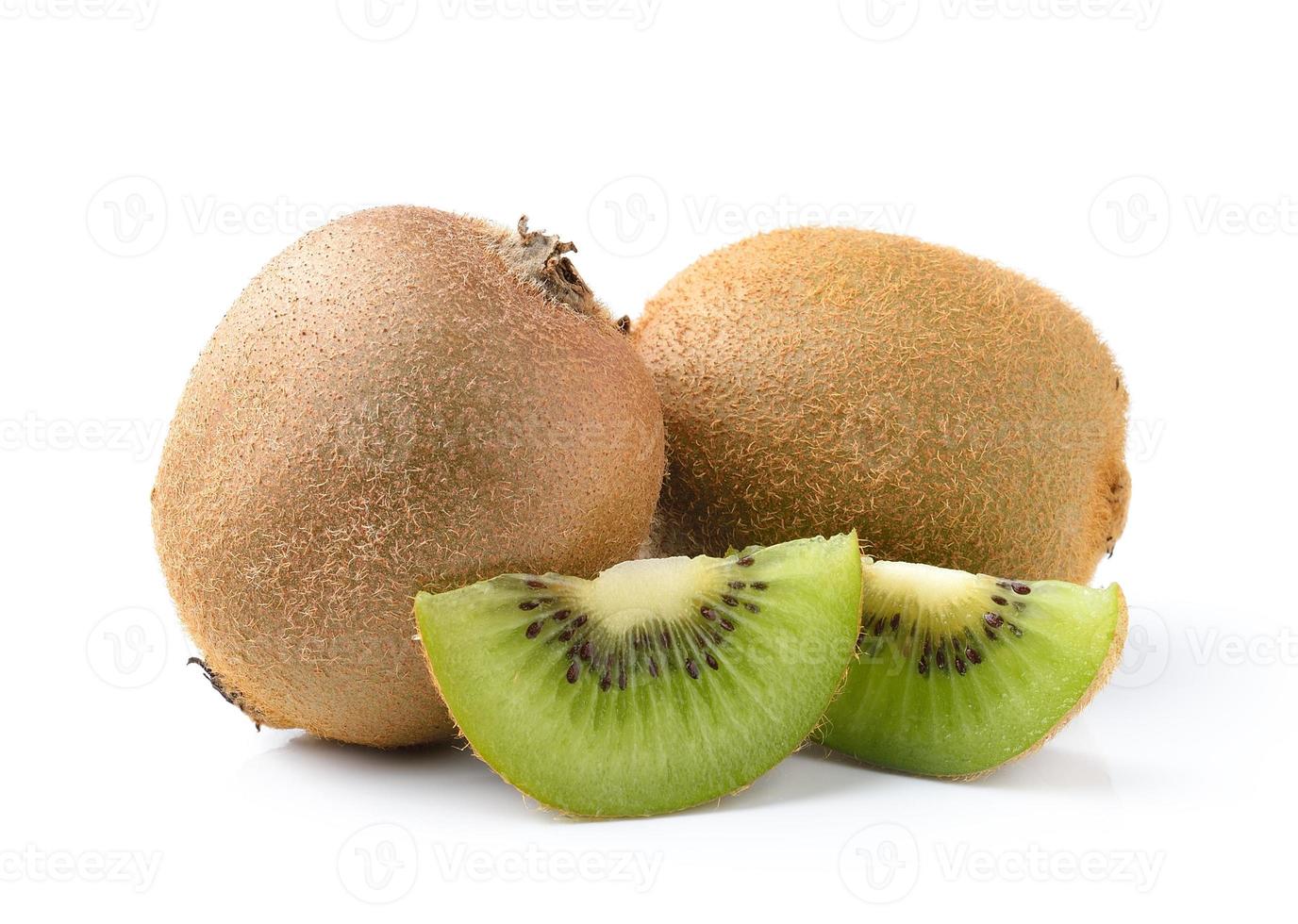 kiwifrukt och hans skivade segment isolerad på vit bakgrund foto