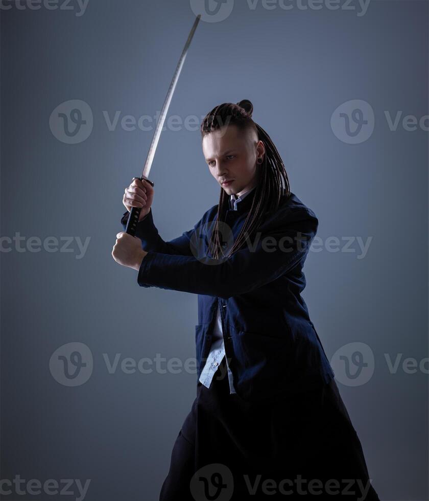 ung man innehav en samuraj svärd. glamour Foto. foto