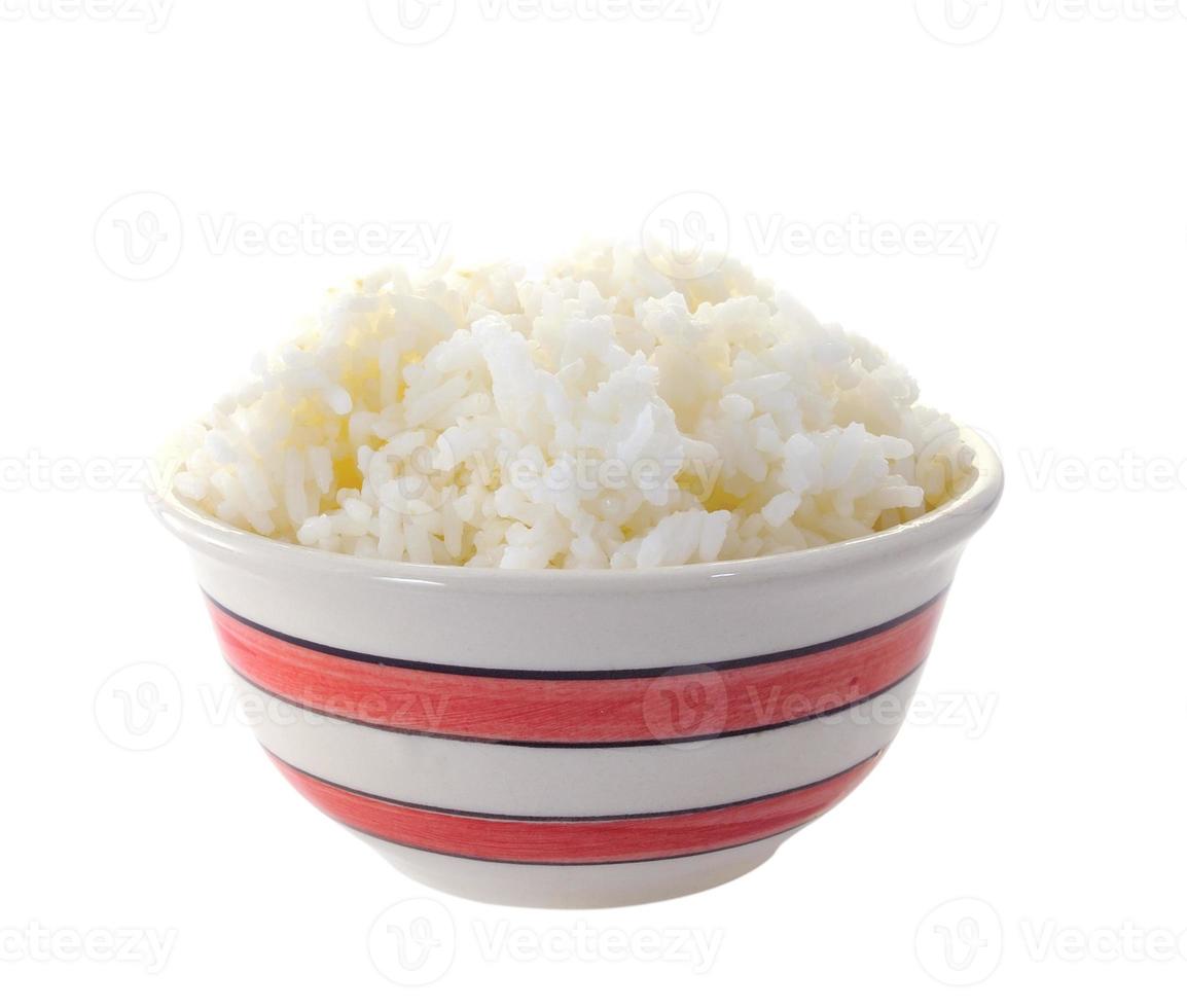 ris i en skål på en vit bakgrund foto