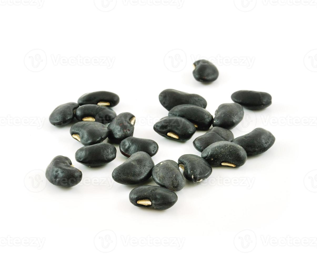 en liten näve svarta bönor - preto. bönor isolerad på en vit bakgrund foto