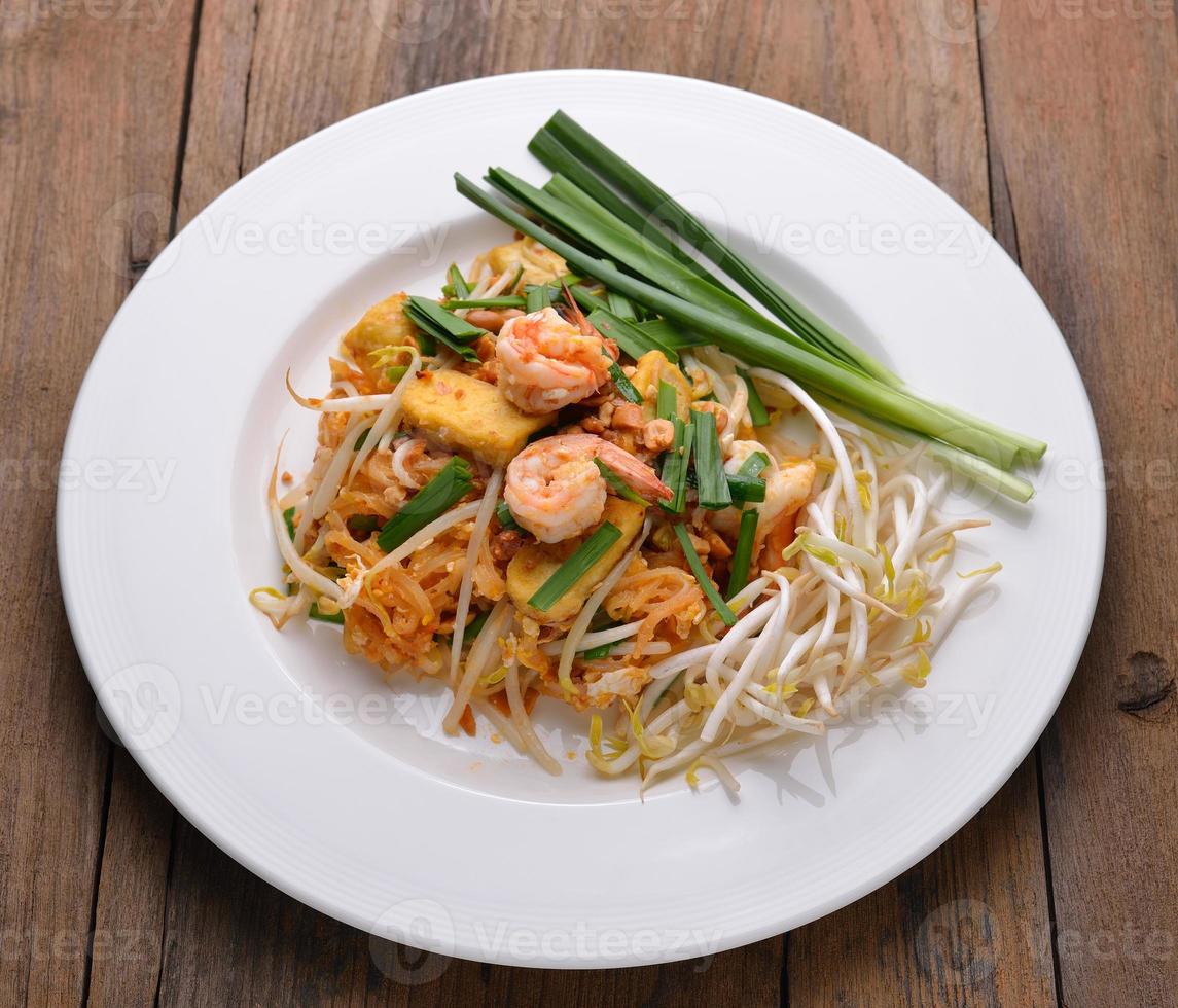 thailändsk matkudde thai, stir fry nudlar med räkor foto