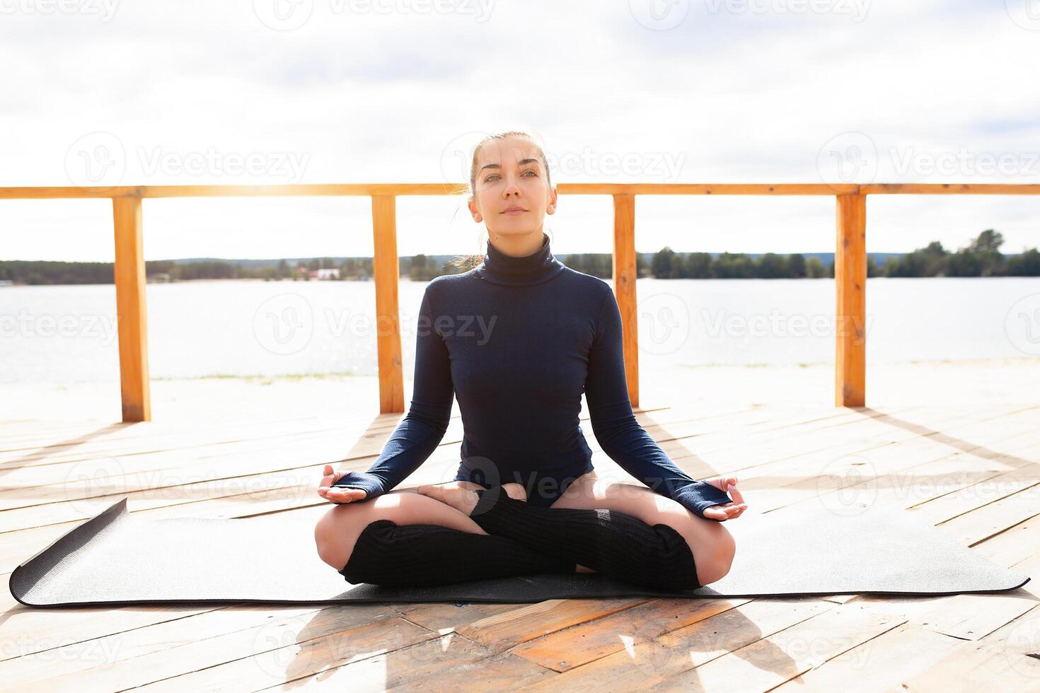 natur meditation begrepp. kvinna do yoga i lotus placera foto