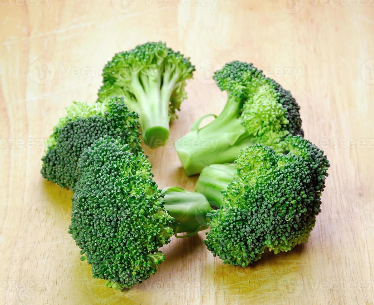 färska rå skivade broccolibitar foto