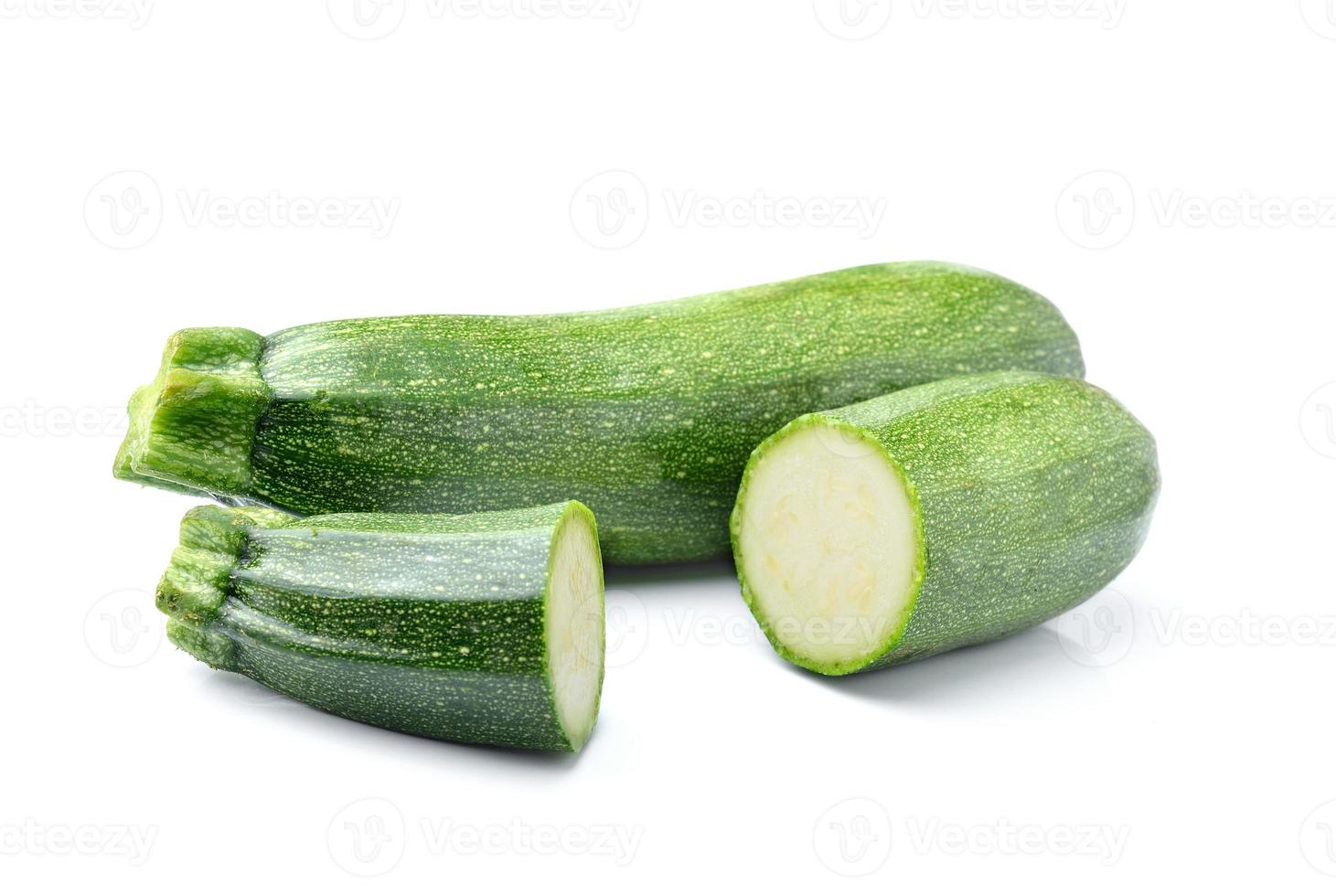 färsk grönsakszucchini isolerad på vit bakgrund foto