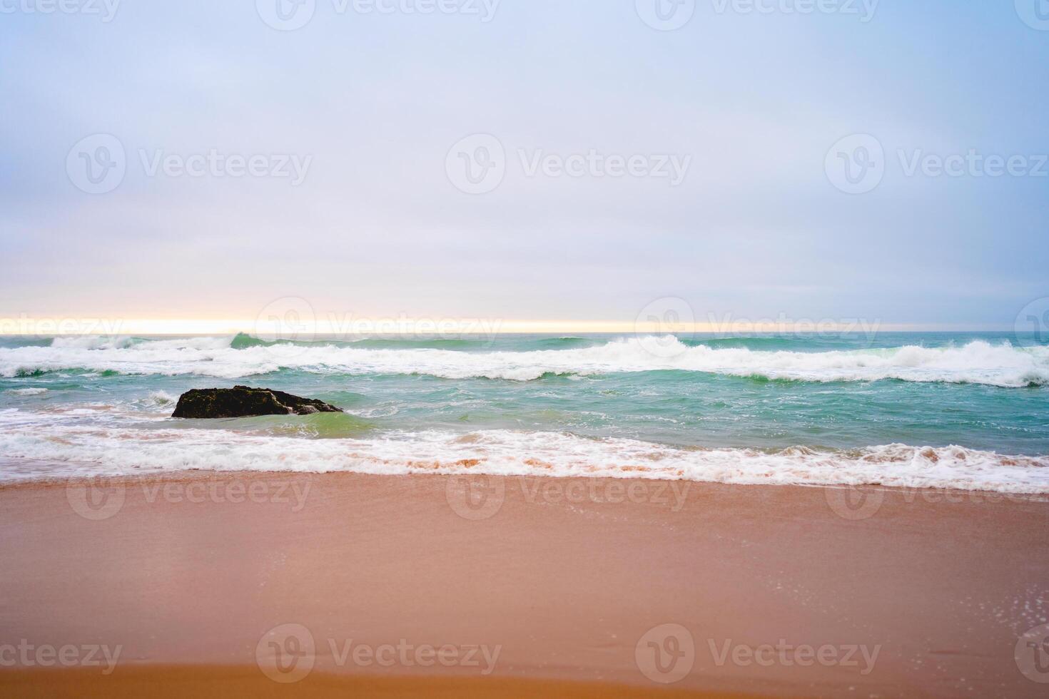 sandig strand och hav med turkos vatten foto