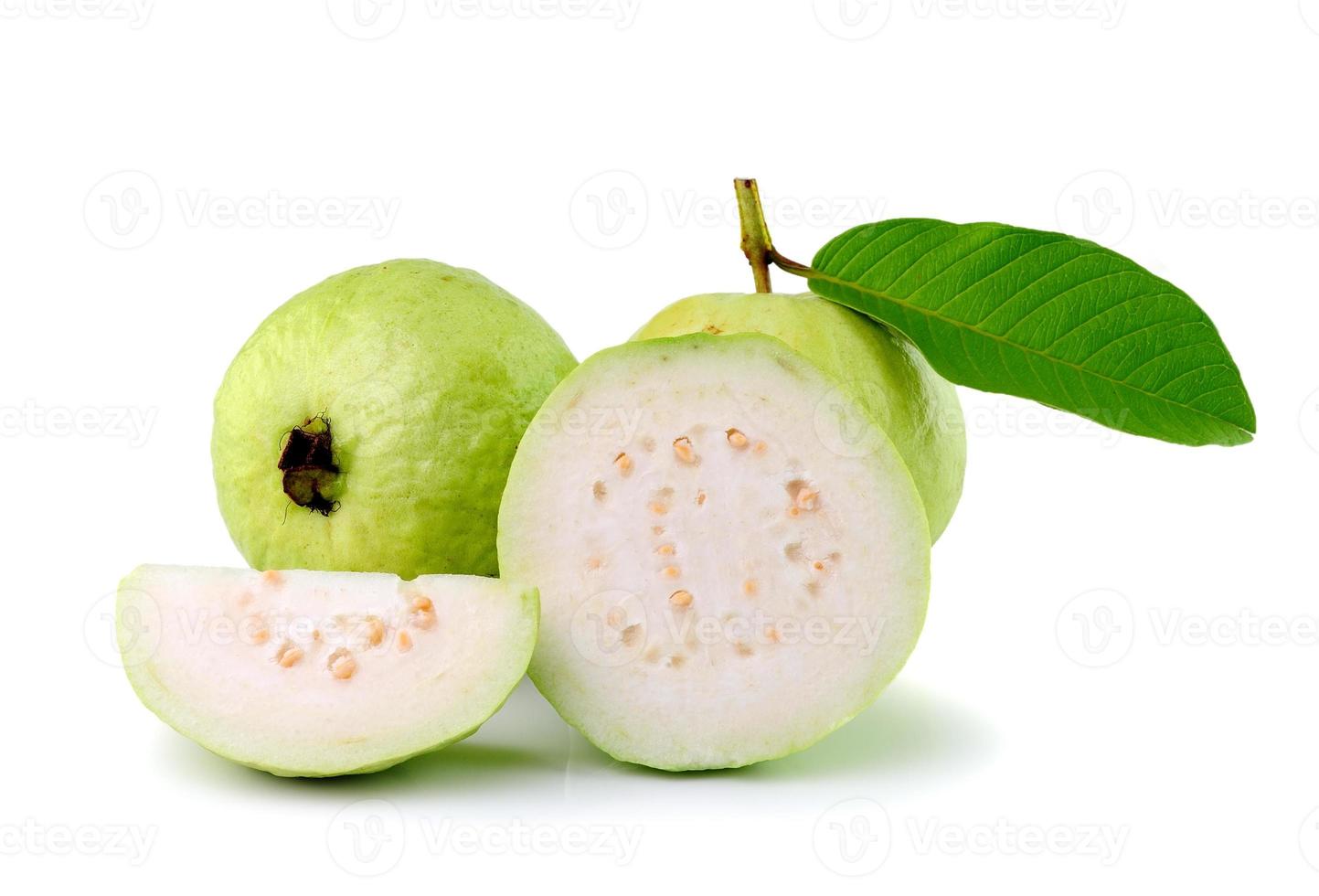 guava på vit bakgrund foto