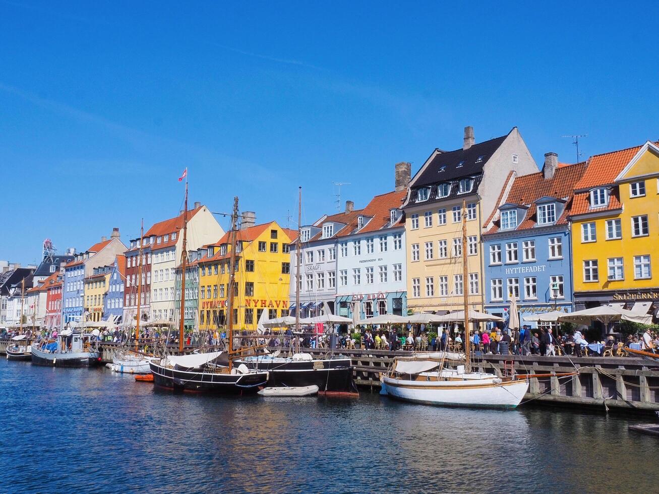 färgrik byggnad på nyhavn, köpenhamn, Danmark. foto