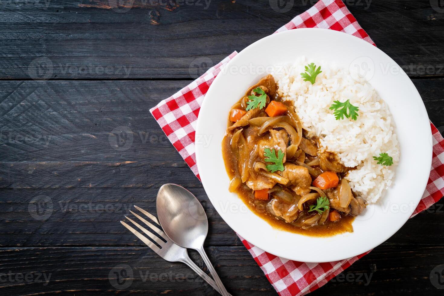 japanskt curryris med skivat fläsk, morot och lök foto