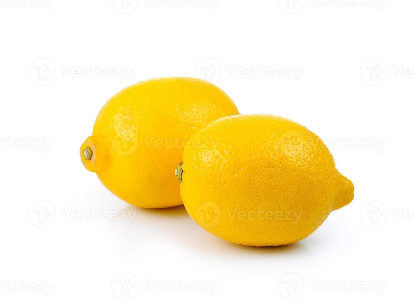 färsk citron på en vit bakgrund foto