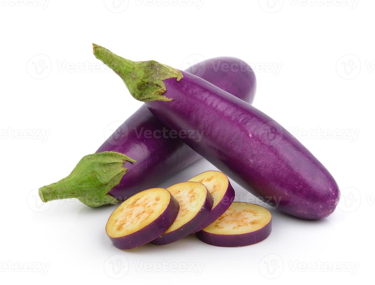 aubergine isolerad på en vit bakgrund foto