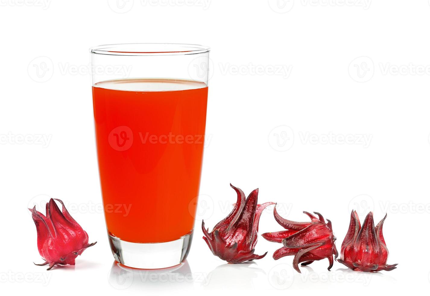 färsk roselle med juice över vit bakgrund foto