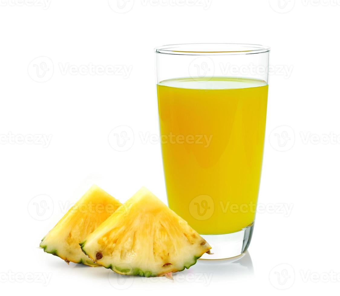 ananasjuice isolerad på vitt foto